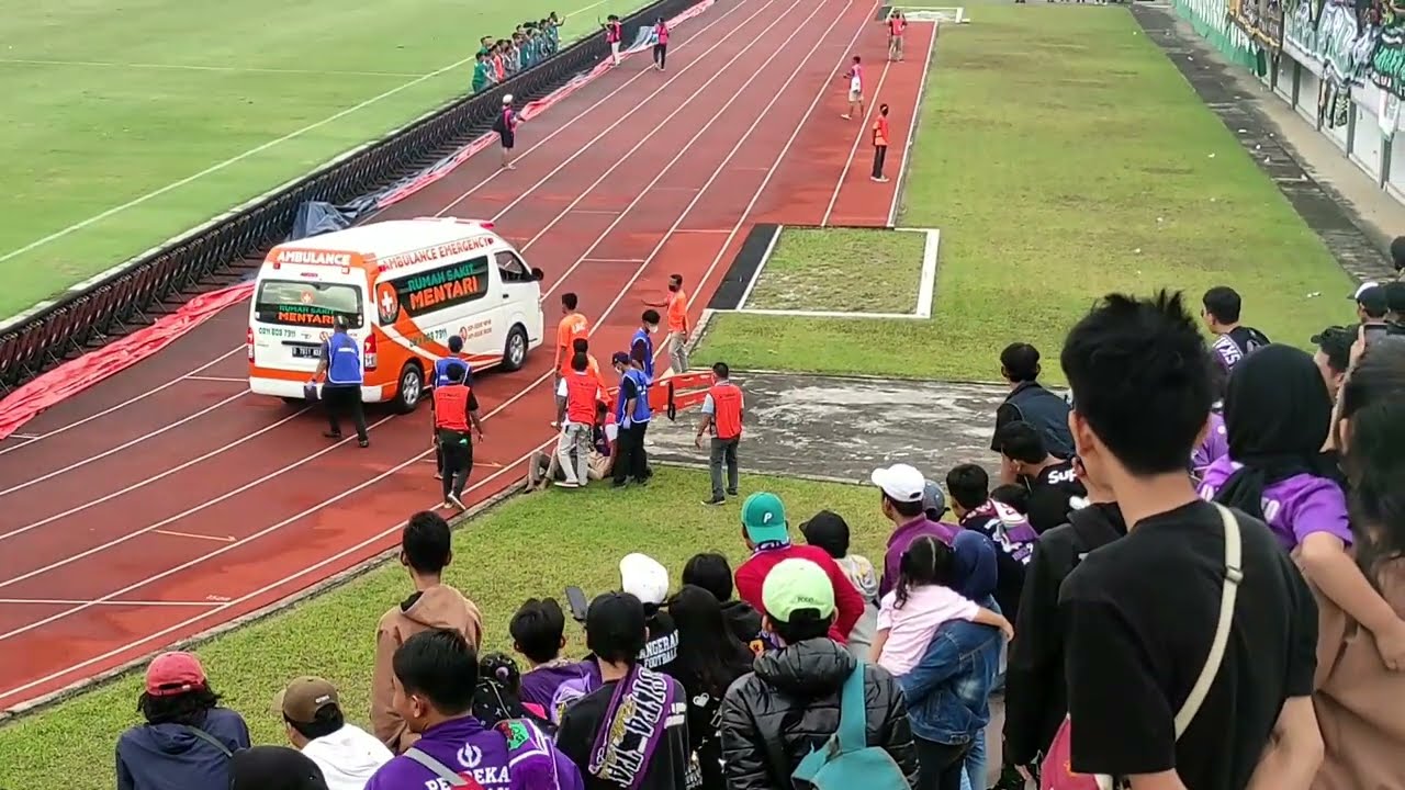 detik detik suporter persibaya, bonek jatuh dari tribun //stadion indomilk tangerang