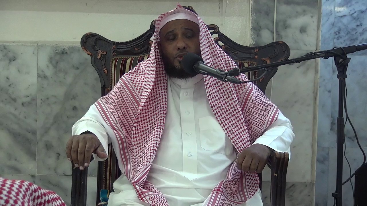 وضع اليدين خلف الظهر.  _ الشيخ محمود الحازمي