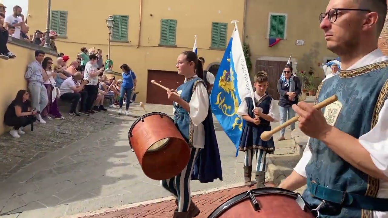 Corteo Sbandieratori e musici CANNETI alla Maggiolata Lucignanese 2022 a Lucignano (Ar)