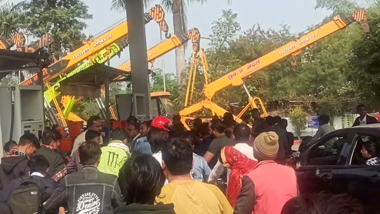 Rush On Petrol Pump in Indore today due to Bus Strike