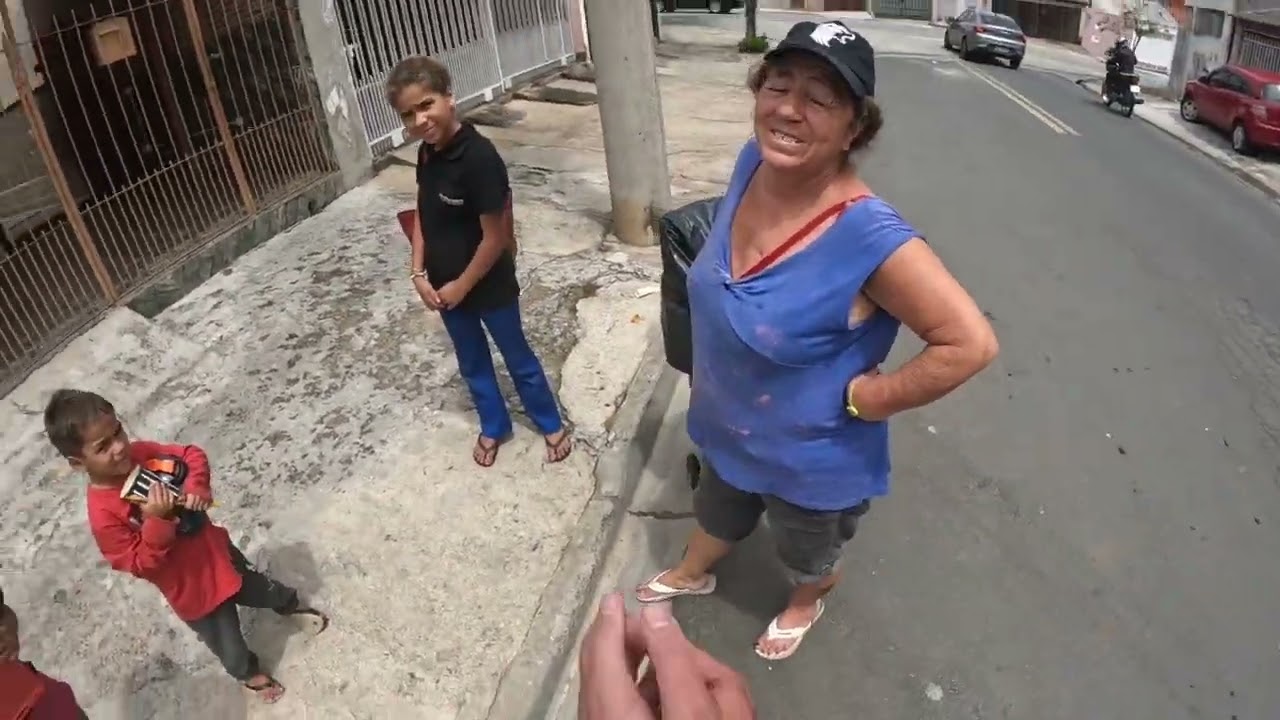 Vovó e seus netos passando nessecidades 😭