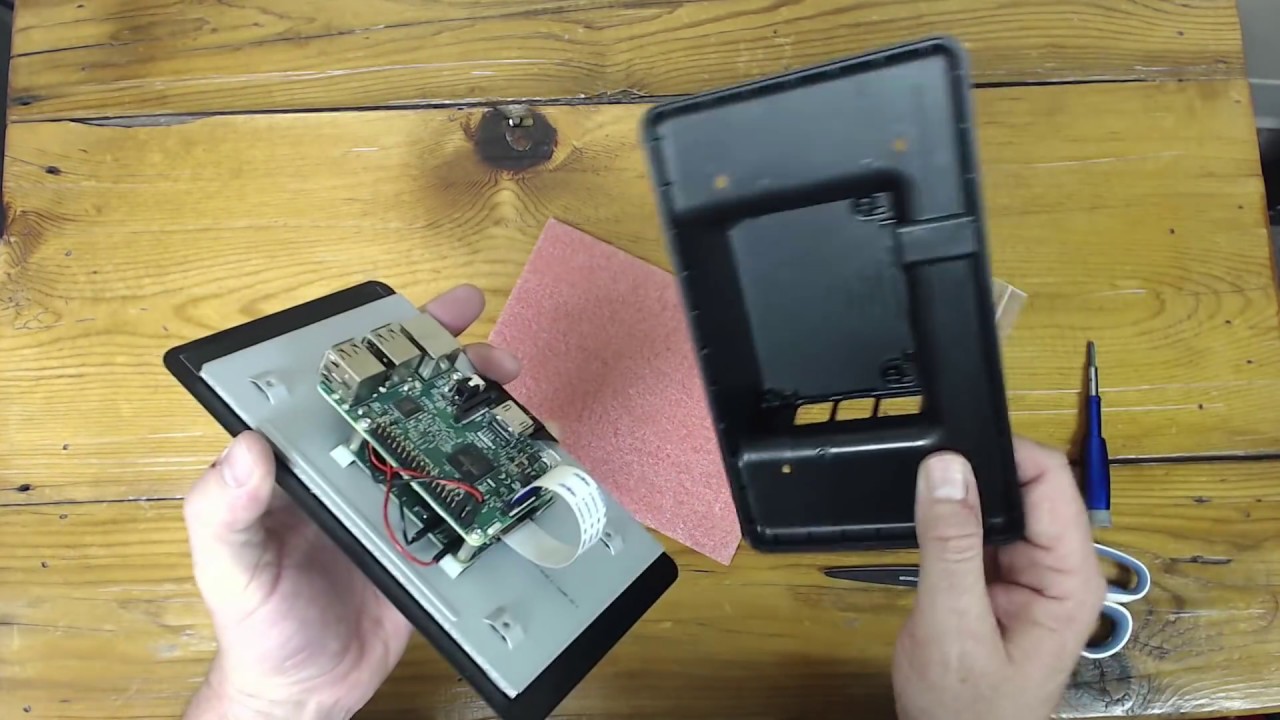 Установка 7-дюймового сенсорного экрана Raspberry Pi в очень крутой настольный корпус