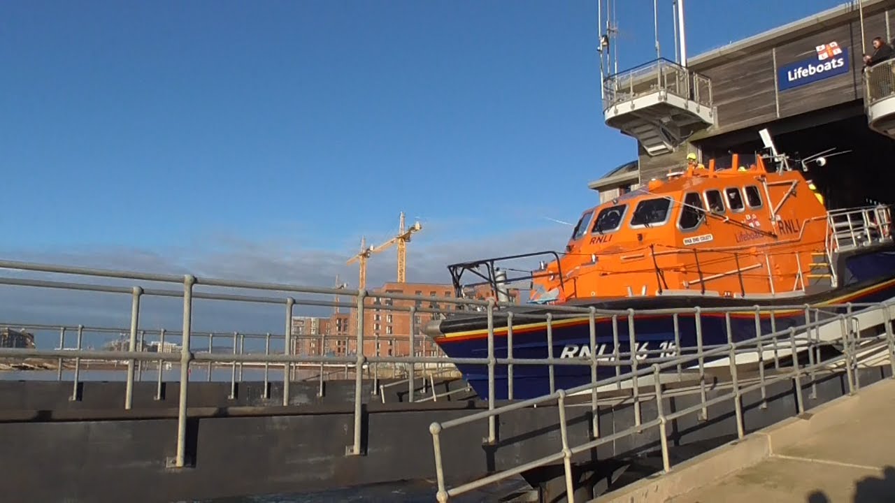 Shoreham RNLI Slipway launch 12.01.25