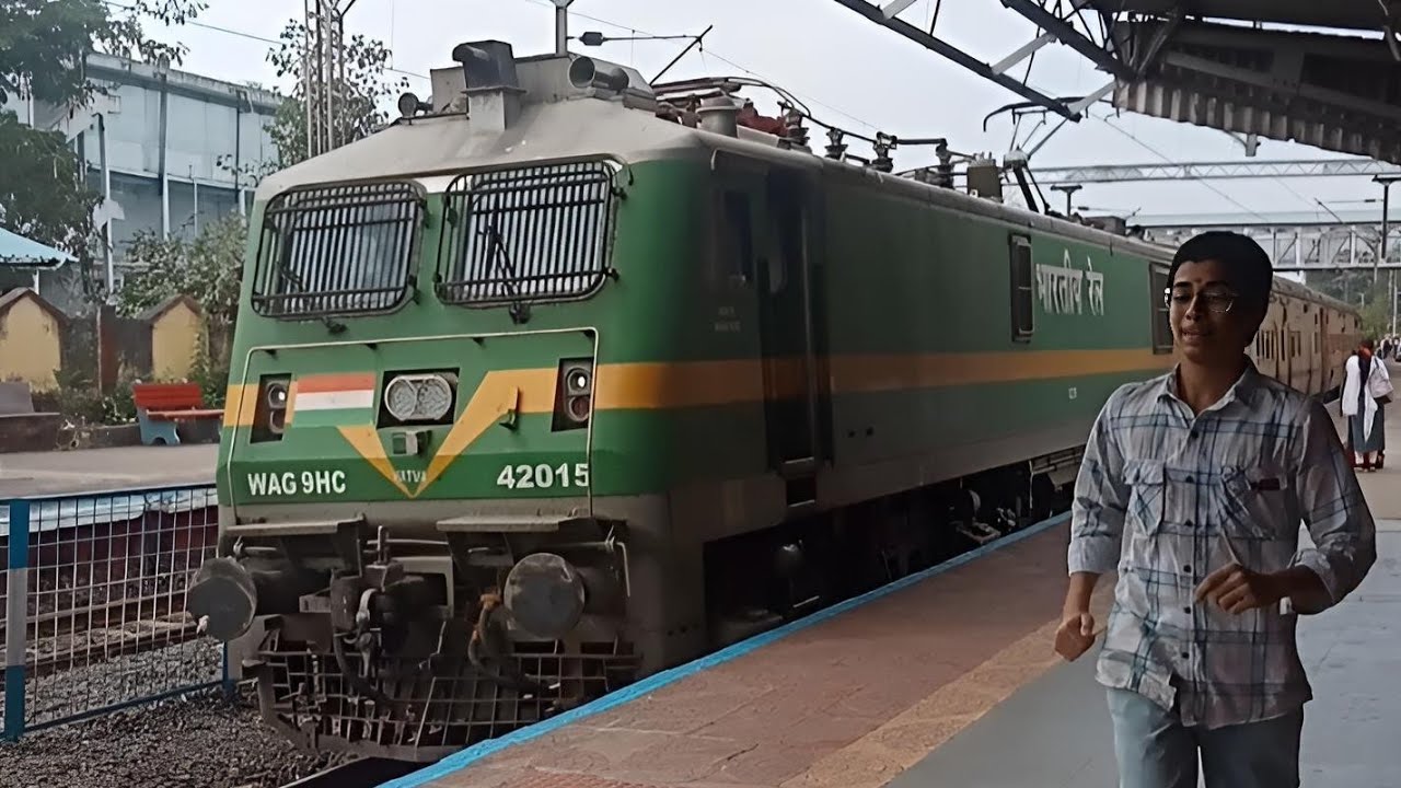 17239 - SIMHADRI EXPRESS ARRIVAL AND DEPARTURE AT GODAVARI STATION RAJAHMUNDRY||SRI HARI RAILWORLD