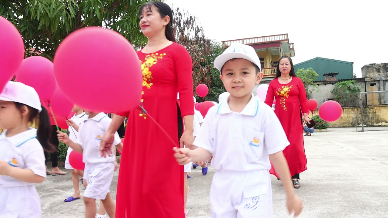 Tham quan trường tiểu học của các cháu trường mầm non Phú Châu