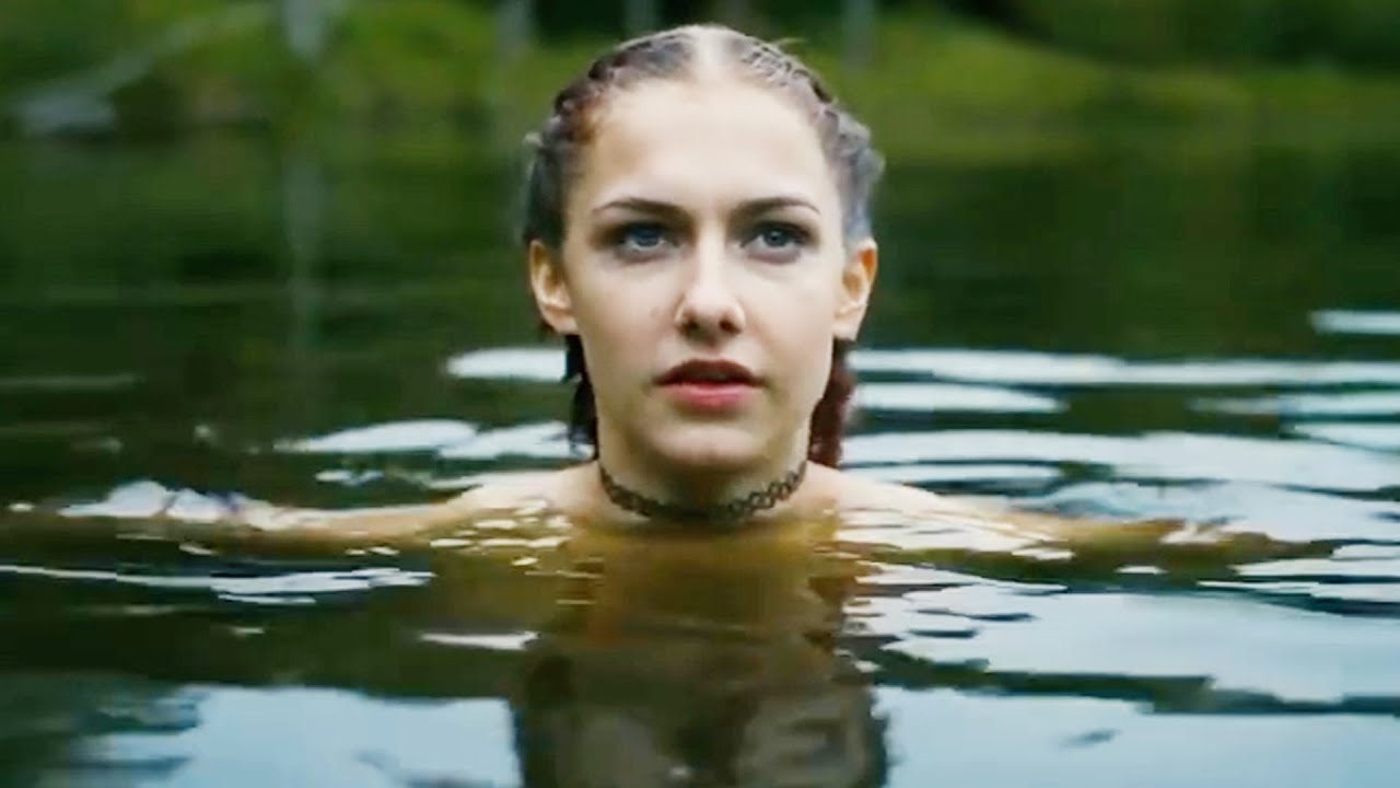 Une jeune fille nageant dans la nature rencontre un homme effrayant