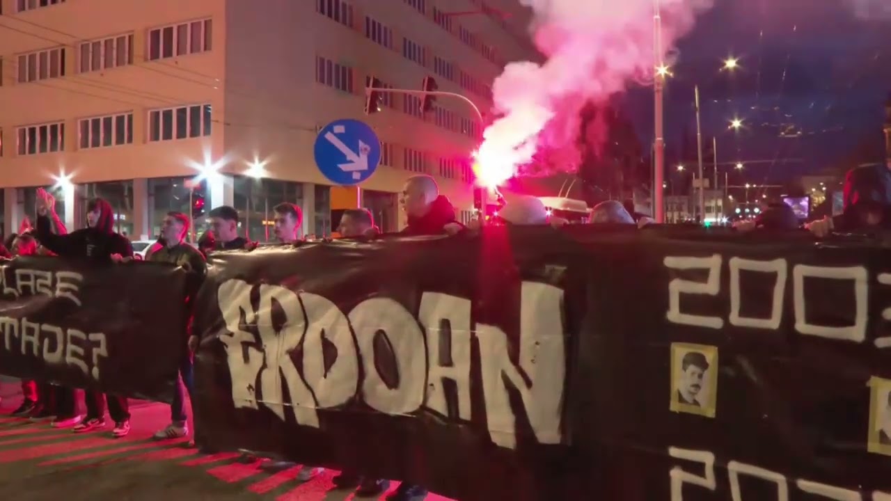 Skenderija blokirana: Građani zapalili bakljadu i uzvikivali ime žrtava stravične nesreće