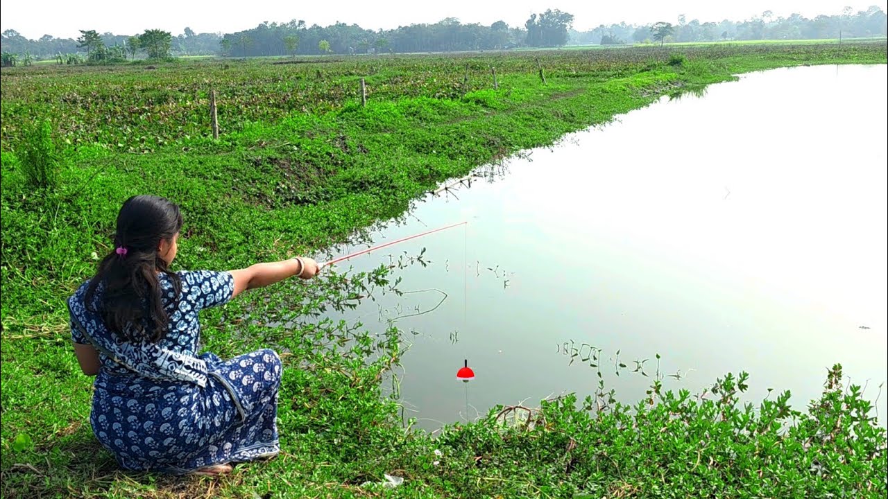 Unique hook Fishing video ✅ The sweet girl is new technology fishing in the pond | Hook fishing trap