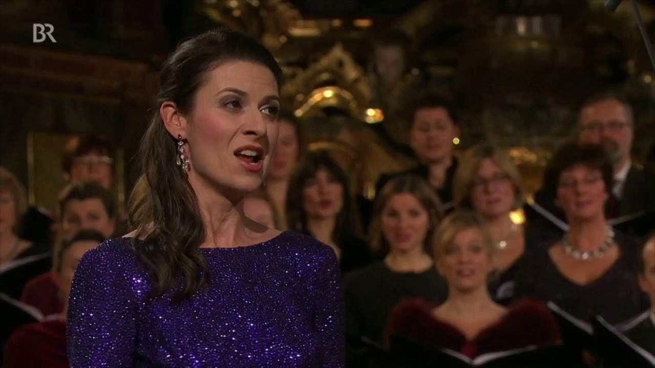Chen Reiss  sings 