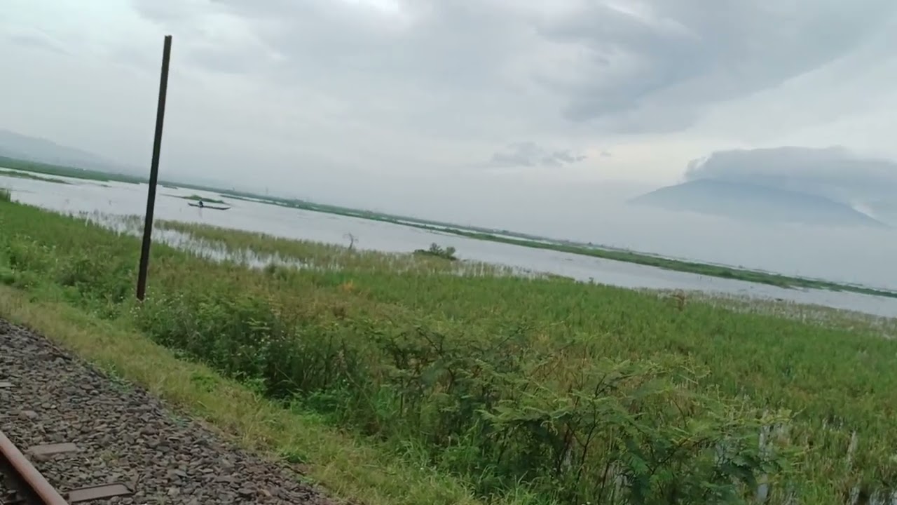 Menyusuri rel kereta api 