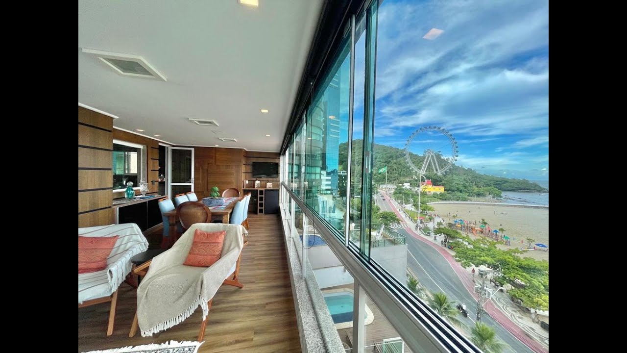 Apartamento Frente Mar em Balneário Camboriú no Edifício Champs Elysees com uma vista de toda praia