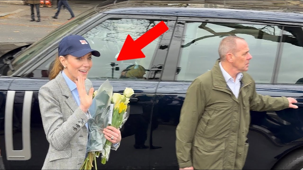 Трогательный момент: принцессу Кэтрин осыпают цветами ❤️