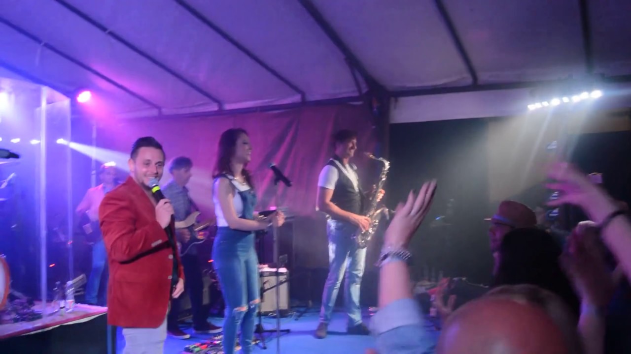 Buli a sörsátorban. Pesty Party Showband.