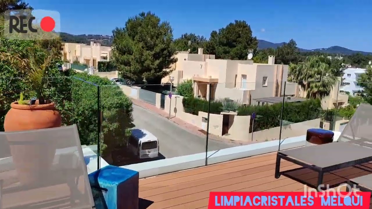 Limpieza de BARANDILLAS de CRISTAL, Hotel en IBIZA. Barandillas BRILLANTES