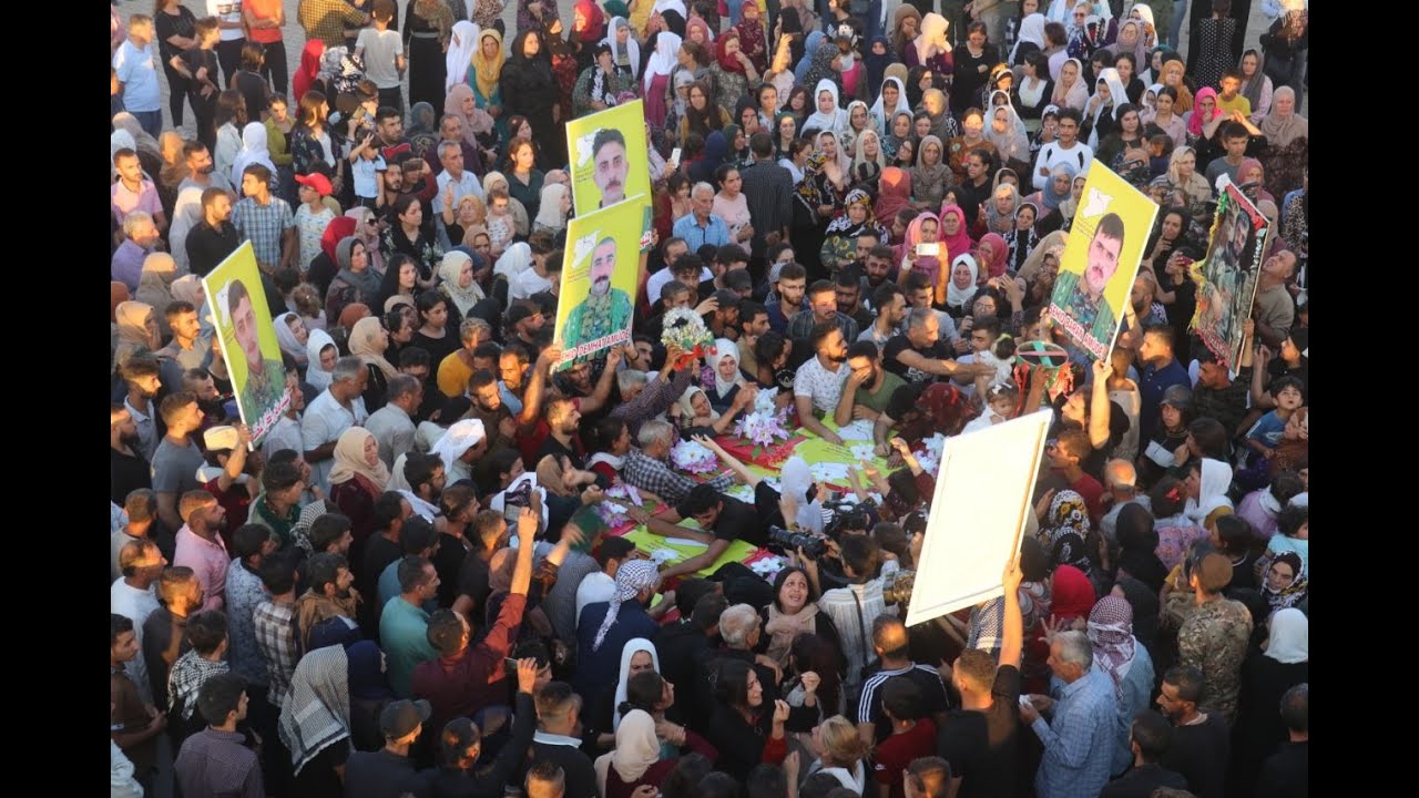 أهالي عامودا يُشَيّعون جثامين خمسة شُهداء في مزار الشَّهيد 