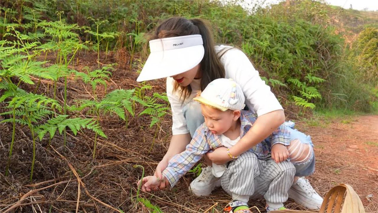 小周周真能干，和妈妈一起出去找野菜，这蕨苔炒腊肉是真香啊
