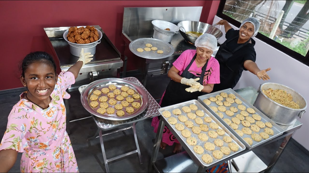 I gave 400 Crispy Snacks (Masala Vada) with Black Tea for free | A day of my life at my Restaurant