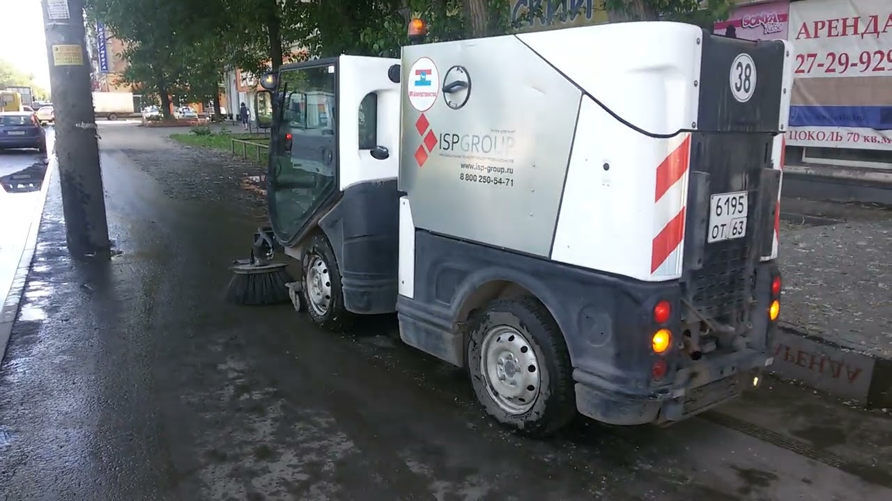 Машина чистит тротуар в Самаре 2016 год. В каждый город бы такие машины, была бы чистота на улицах!