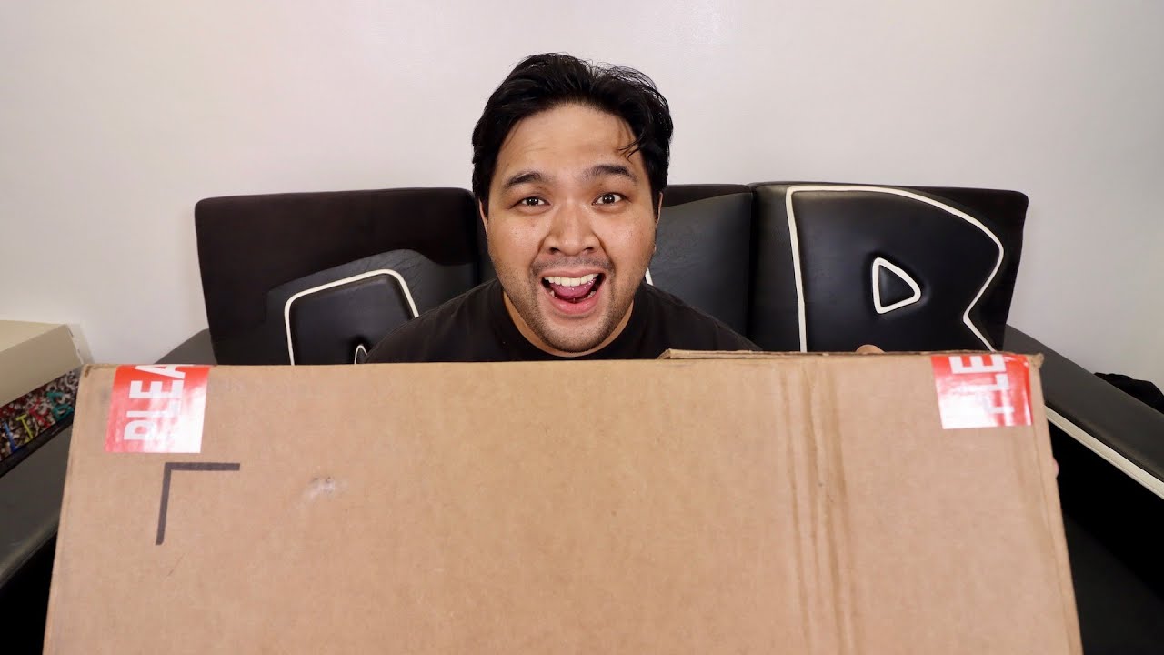 SUBSCRIBER SENT ME A SNEAKER MYSTERY BOX! (Unboxing)