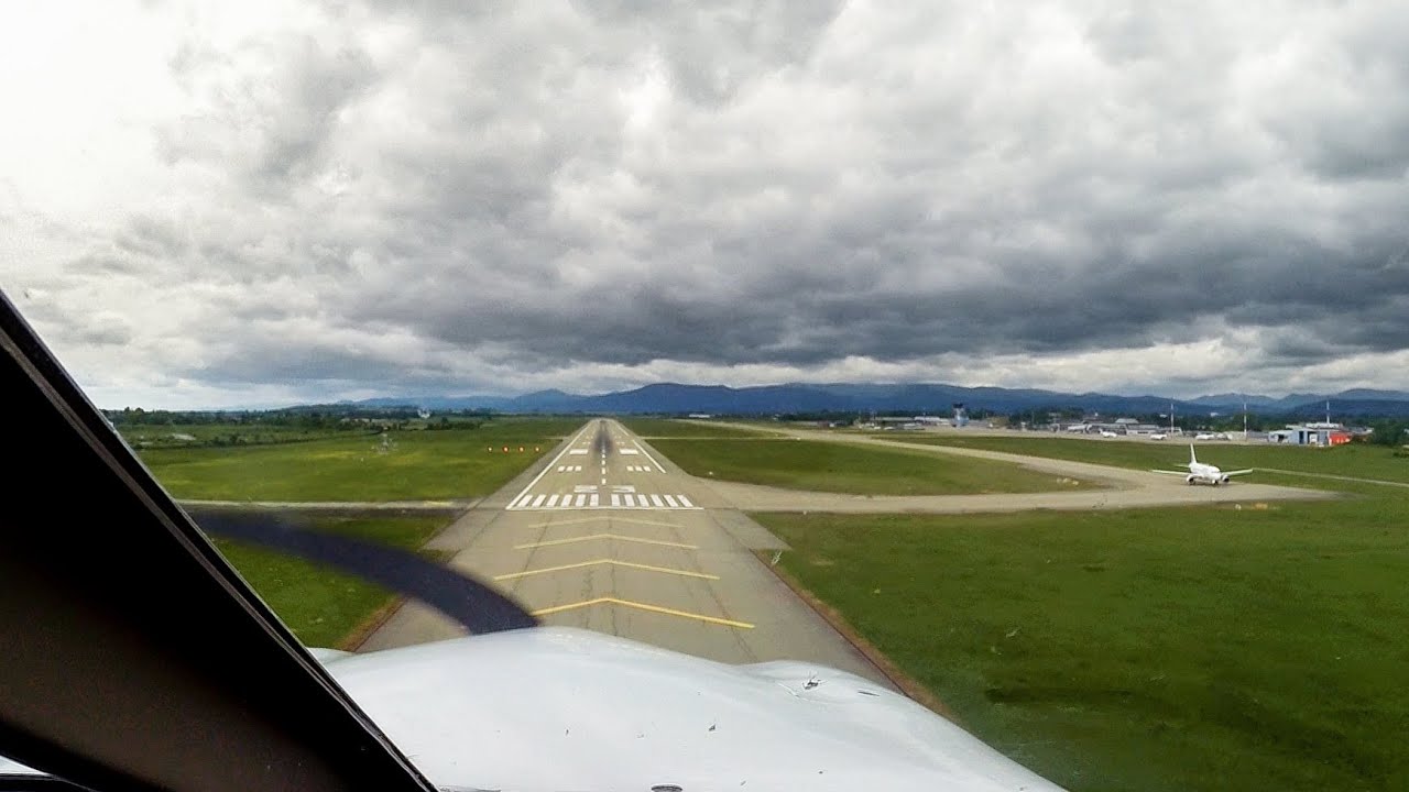 Atterrissage à Strasbourg en PA28 (avec ATC)