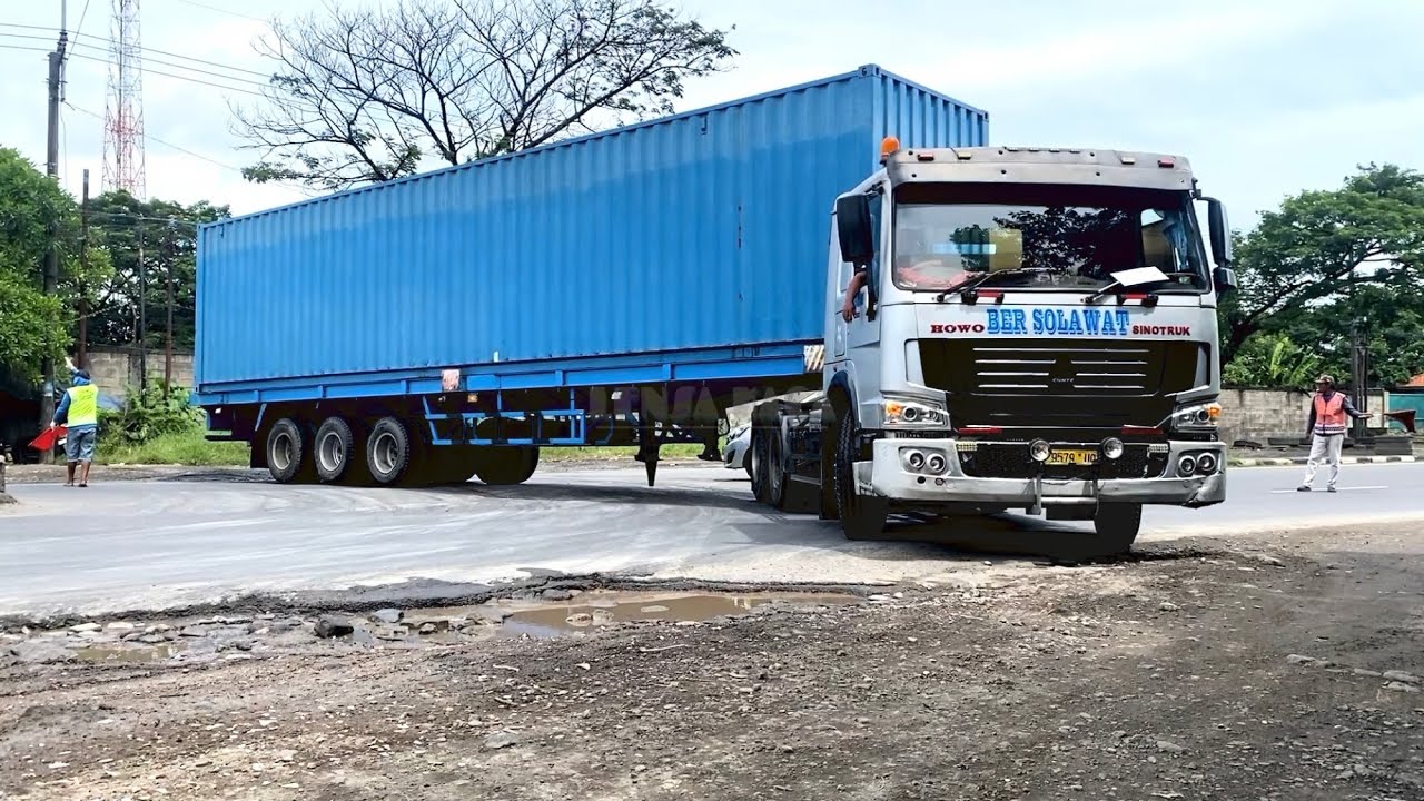 SKeren Kesabaran Driver Truck Trailer Di Uji Saat Putar Balik