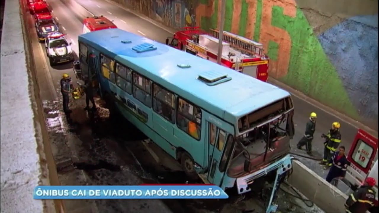 Ônibus cai de viaduto após motorista discutir com passageiras