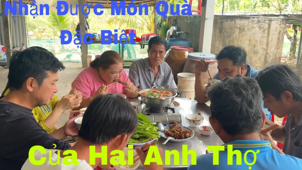 Bất Ngờ Nhận Được Món Quà Của Mấy Anh Thợ Gởi Tặng Cùng Buổi Cơm l #TĐVLOG 