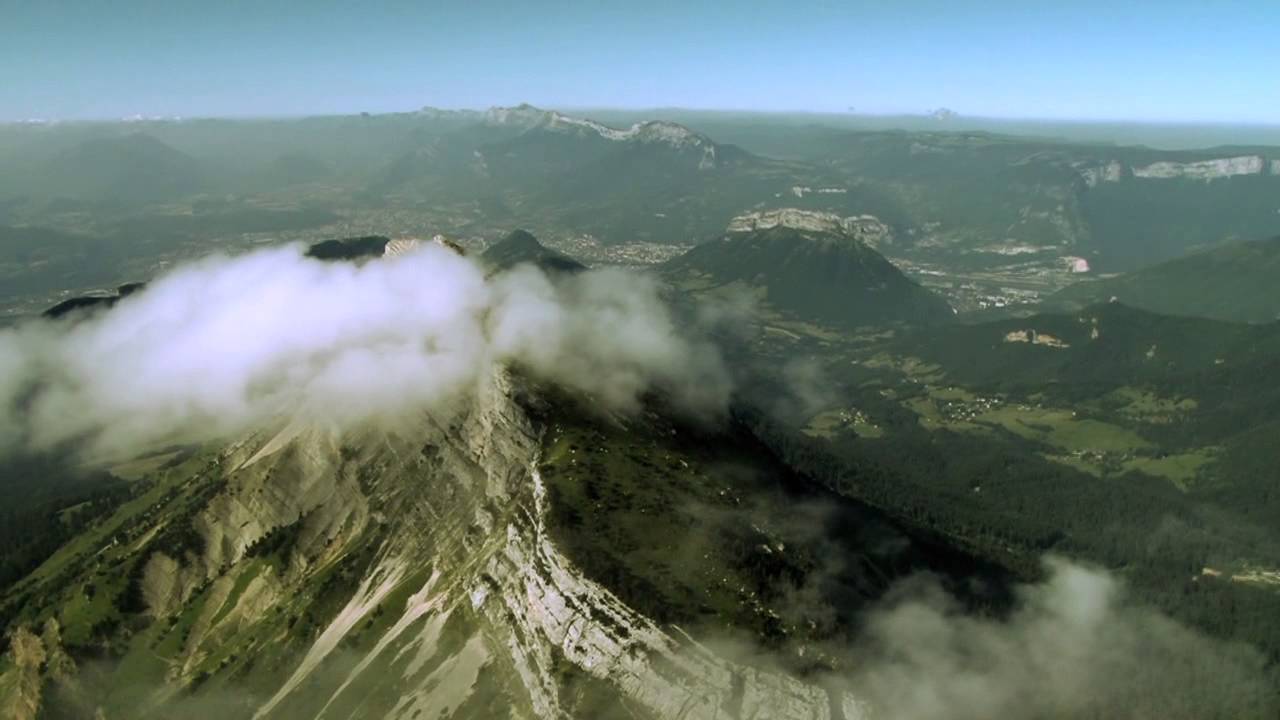 Grenoble, les montagnes vues du ciel.