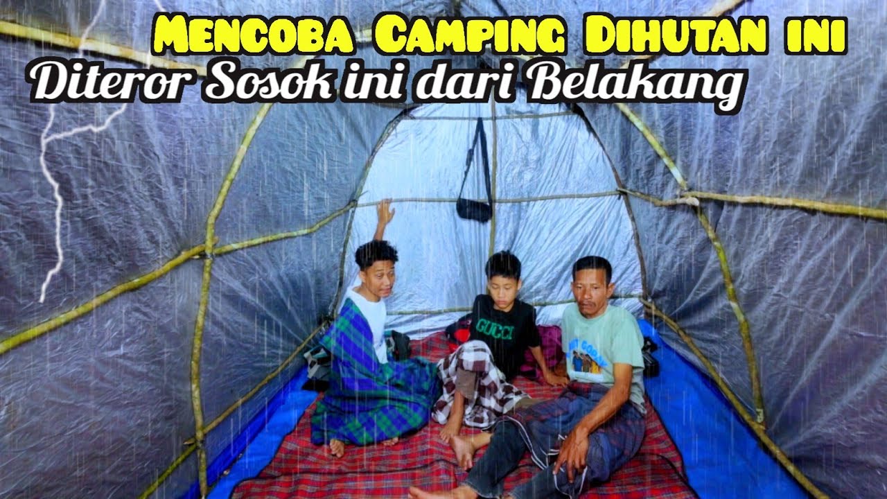 kaget!!! diguyur hujan deras sosok seram ini mucul dari belakang tertangkap kamera cctv dihutan