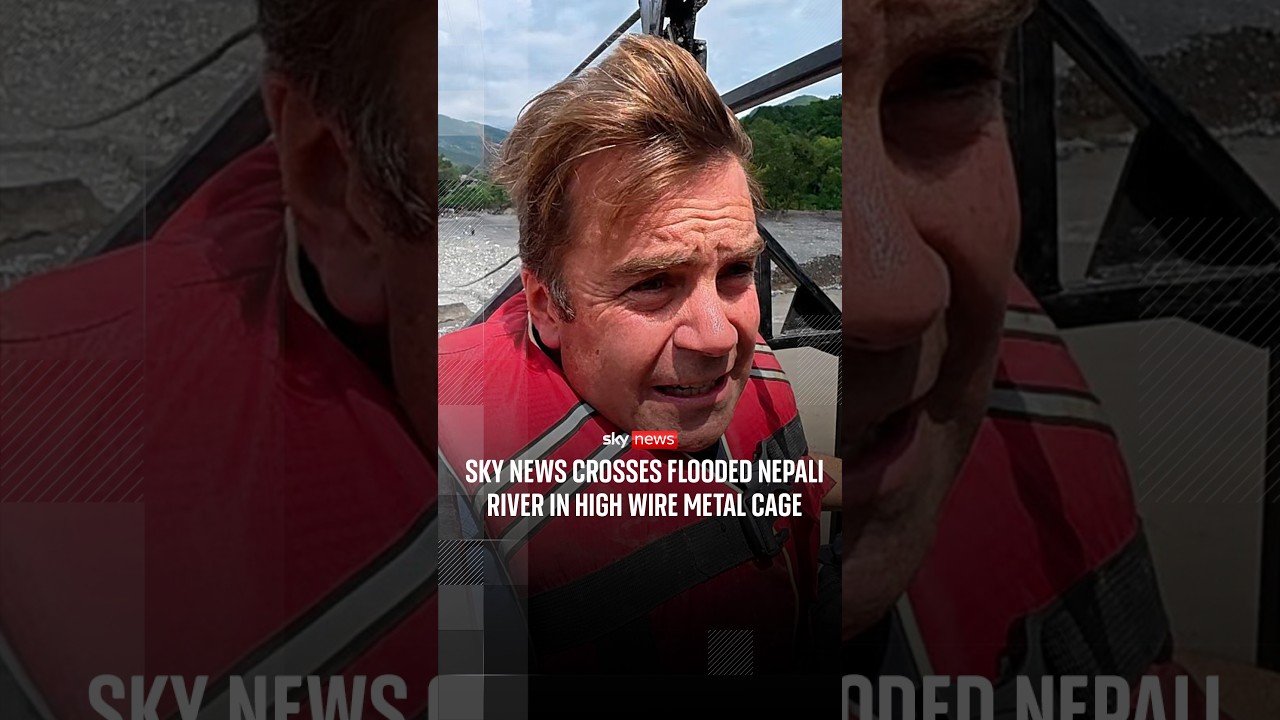 Sky News переправляется через разлившуюся непальскую реку в подвесной металлической клетке