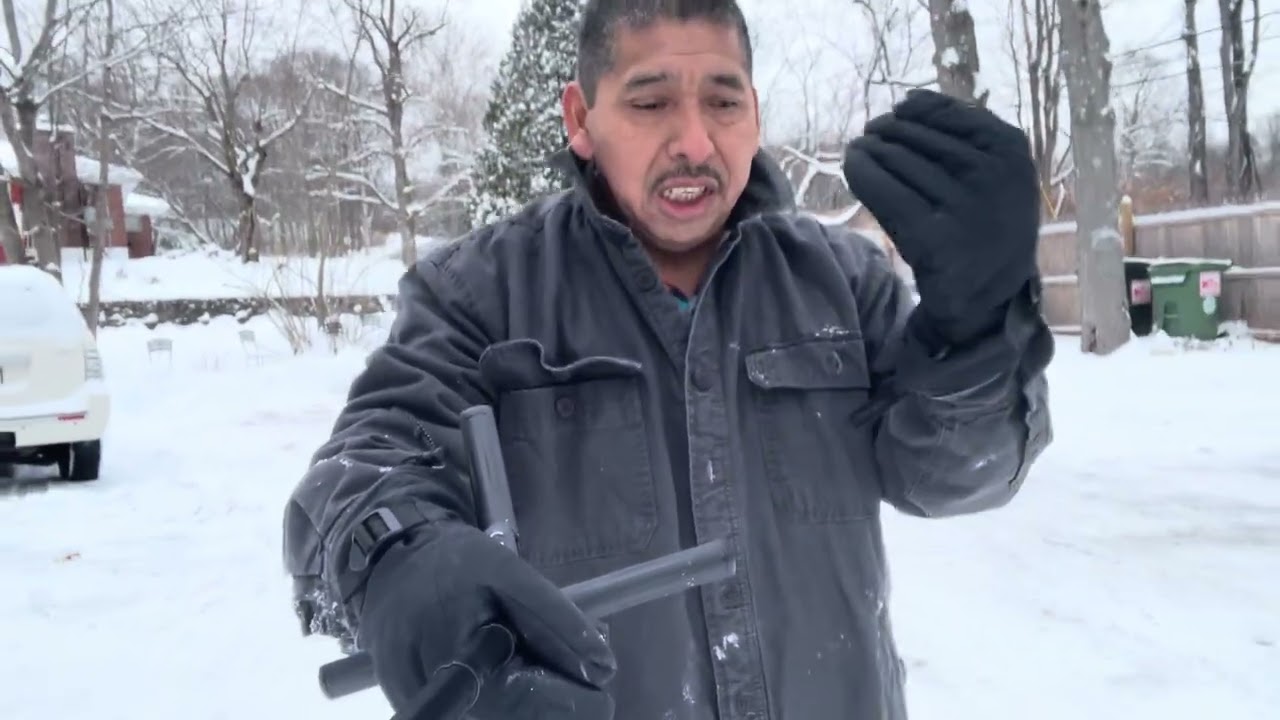 Removiendo la nieve del patio de mi casa