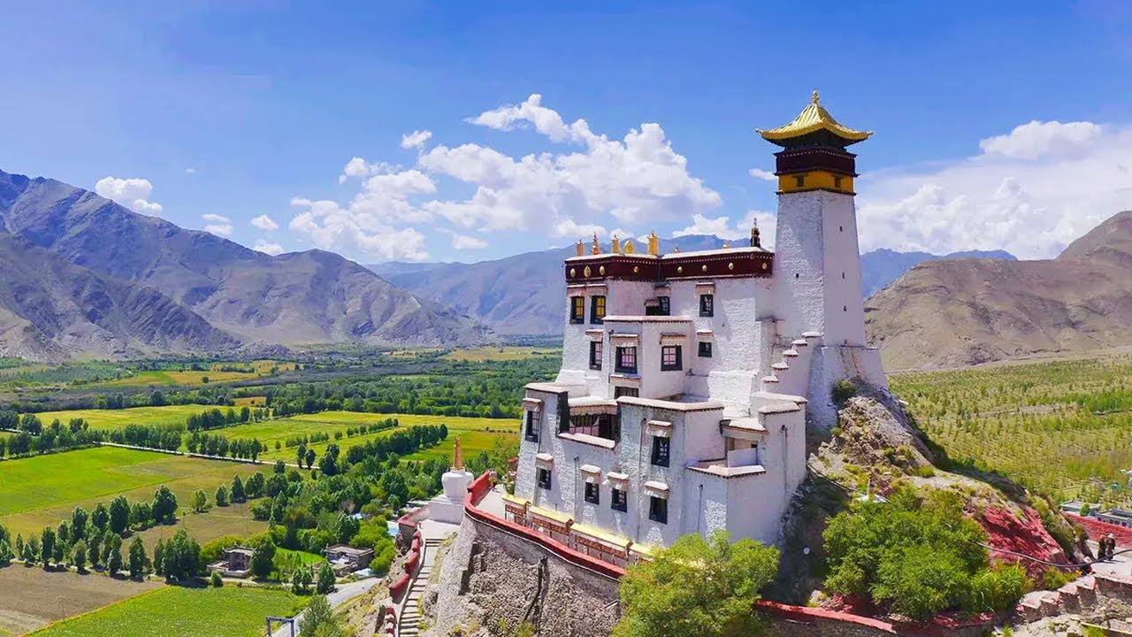 How It Looks Like of the First Palace in Tibet? How about the Smallest but Holiest Lake of Tibet?