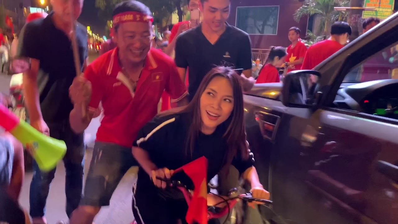 Mỹ Tâm đi bão trên siêu xe mừng Việt Nam vô địch AFF Cup 2018