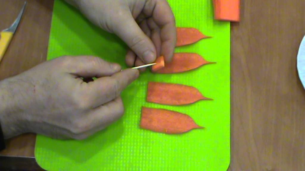 Dekoracje z marchewki - Lilia z plastrów marchwi. Decorations with carrots.