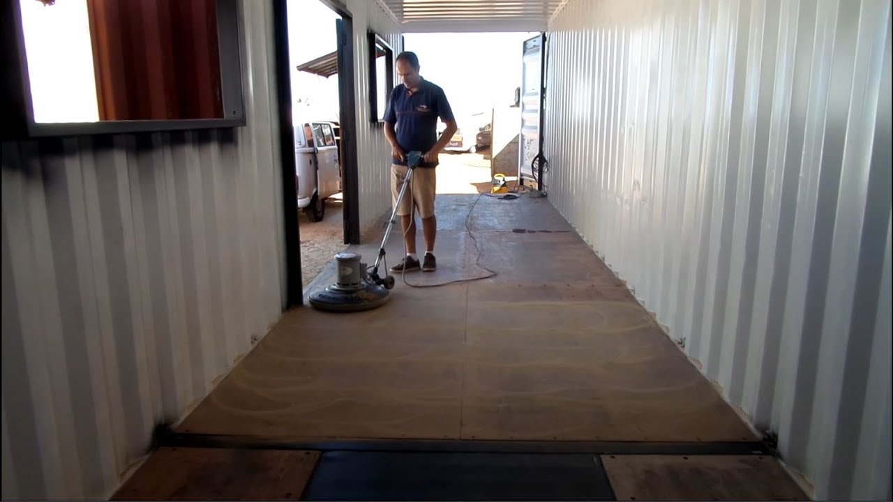 Lixamento do Piso e Aplicação de Stain - Casa Container