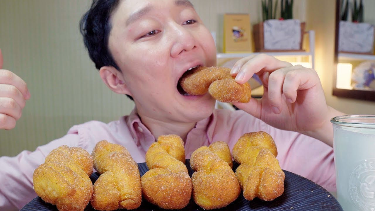 Mukbang 광장시장 줄서서먹는 찹쌀 꽈배기 빵 소리 먹방이야b^^d Twisted Sweet Rice Bread Real Eating Sounds もち米のねじり棒ドーナツ