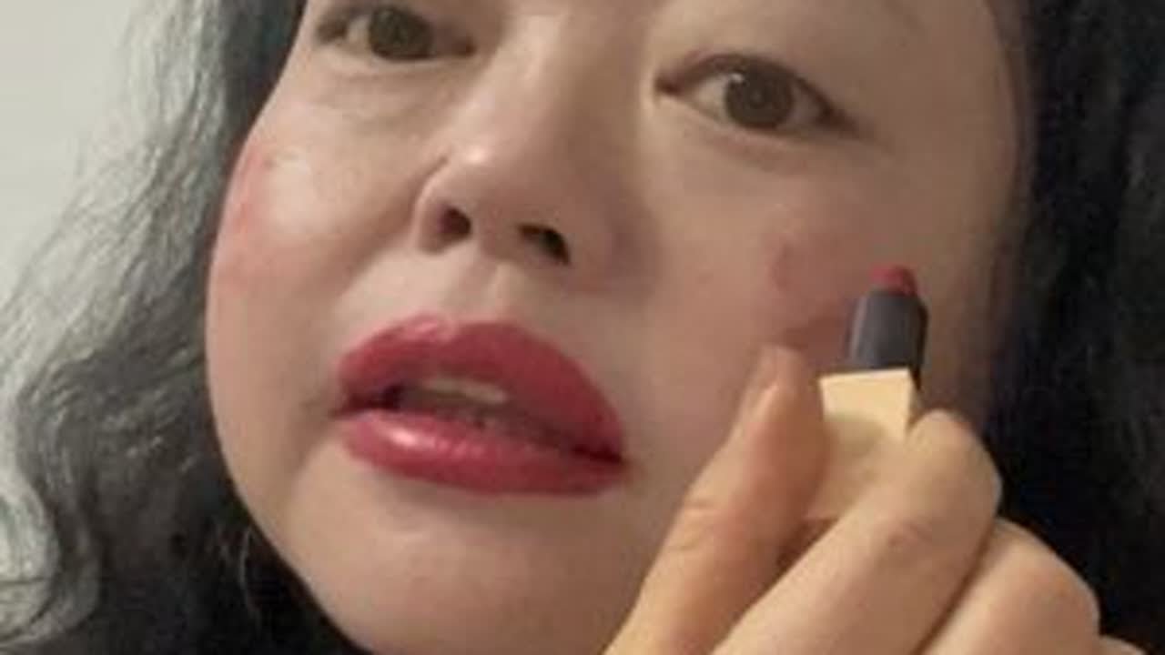 #记录生活 小军打电话要带我回家过年，我得化妆好一点，要成为他村里的村花