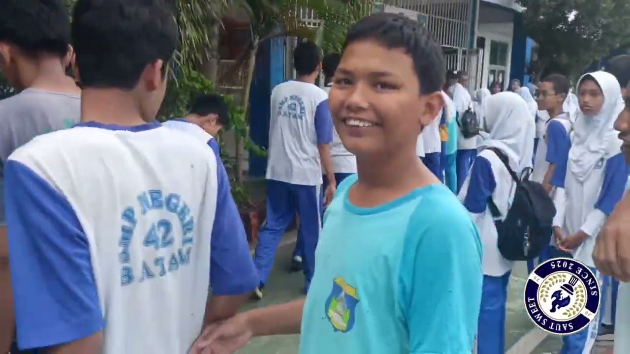 INDAHNYA SALING MEMAAFKAN! SISWA/I DAN GURU SMPN 42 BATAM SALING BERSALAMAN PENUH HARU