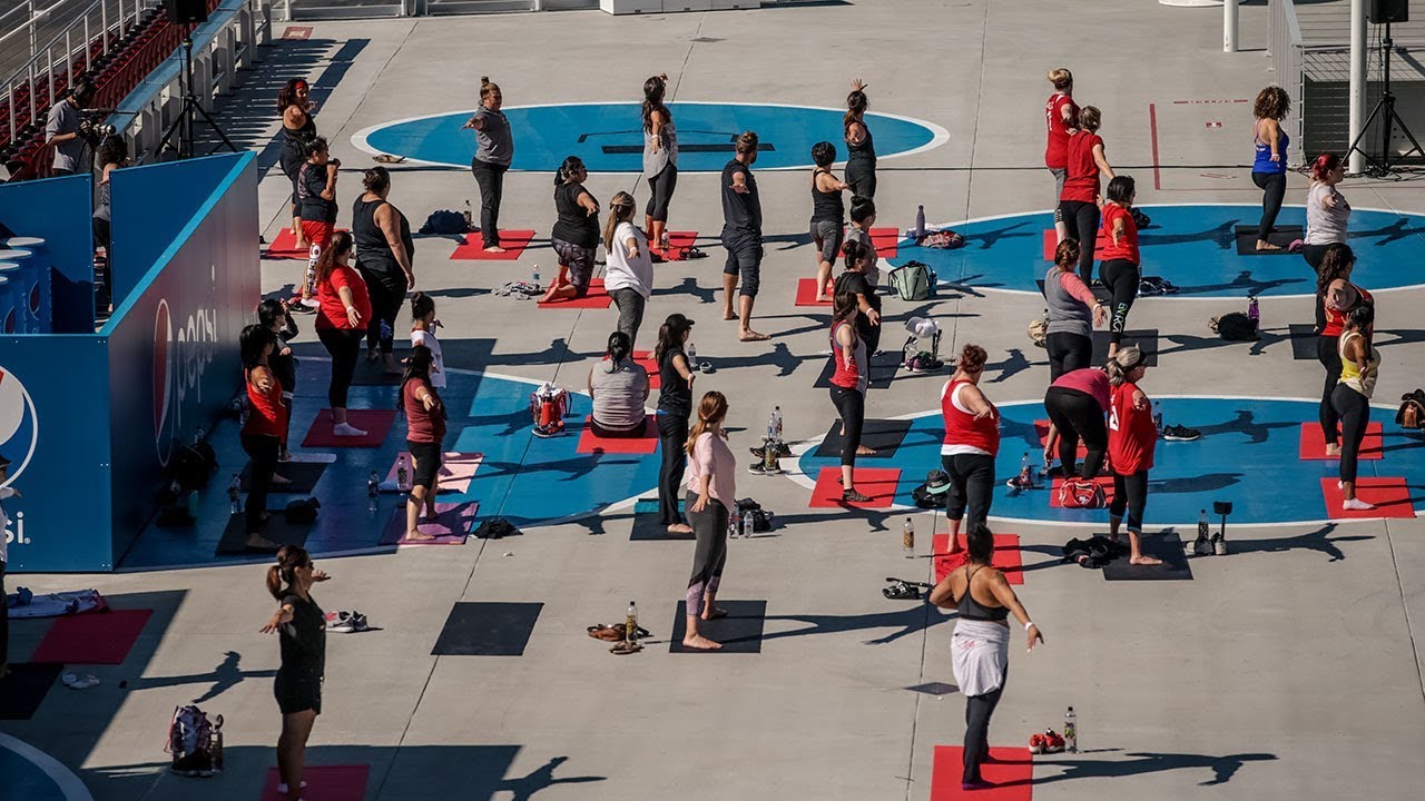 Faithfulistas Take Yoga Class with 49ers Alumnus Brian Jennings