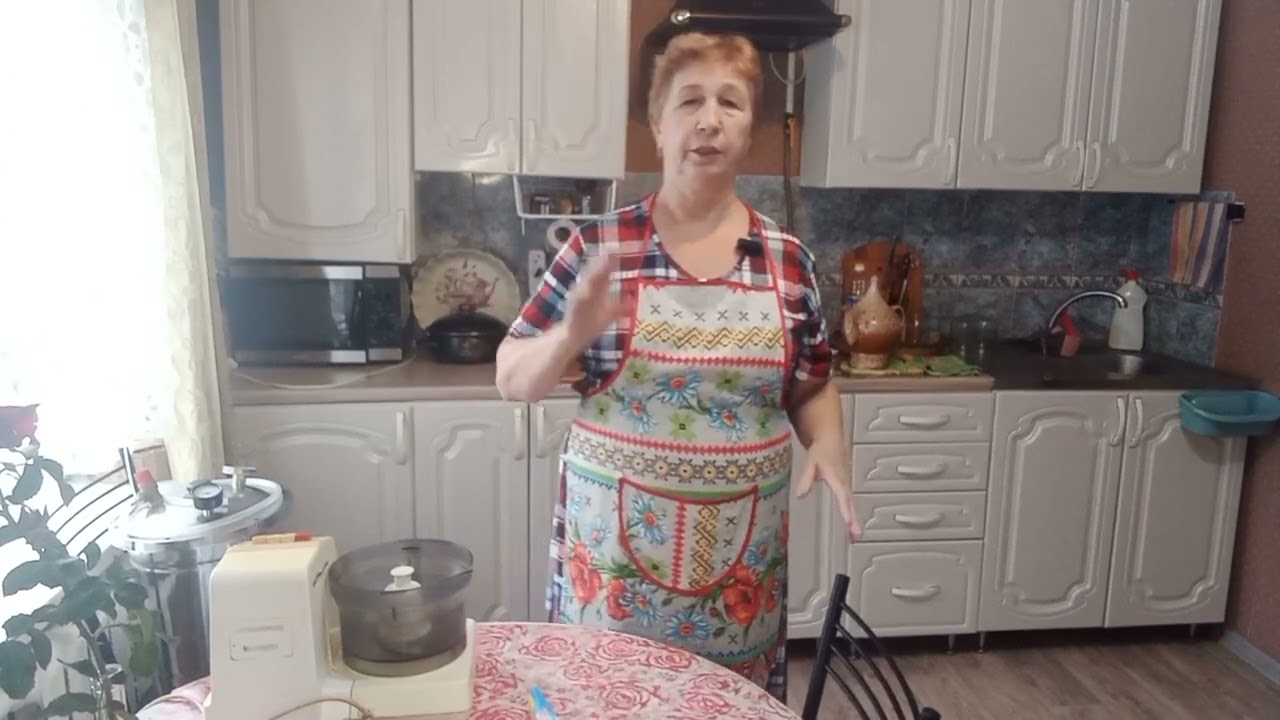 Колбаса в банках на хранение.