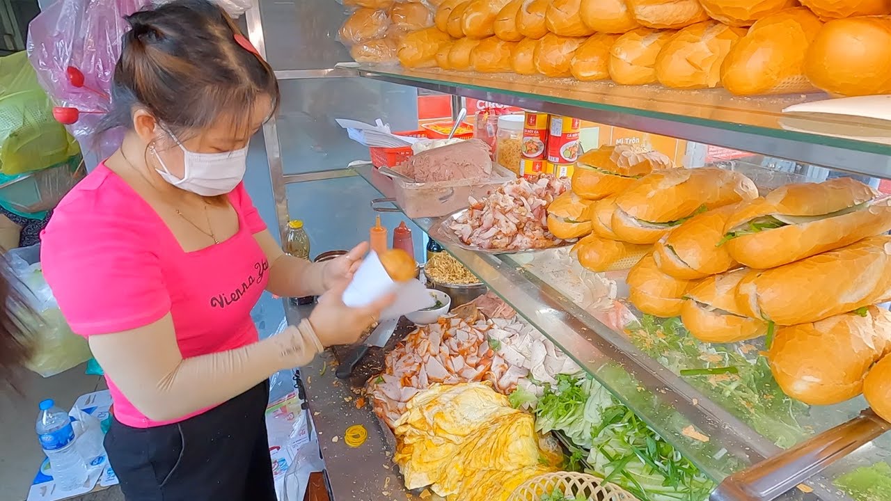 Hai vợ chồng bán bánh mỳ lia lịa đau cả lưng vì khách quá đông, tăng giá sau 1 năm gặp lại