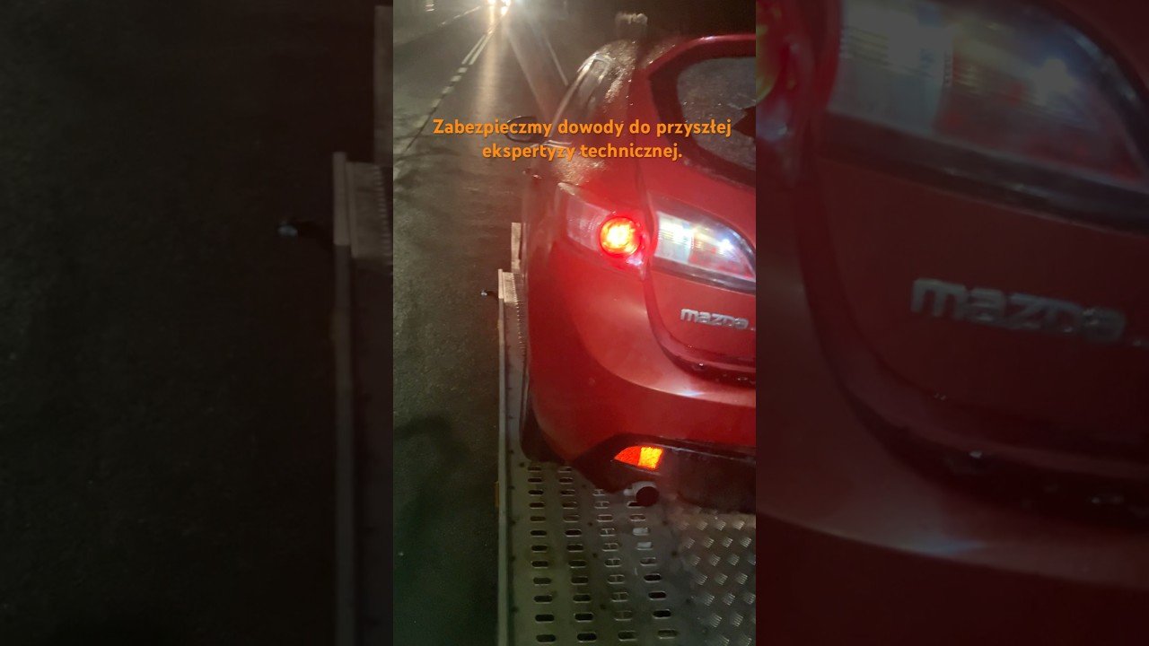 Loading crashed Mazda 3 onto tow truck / Załadunek rozbitej Mazdy 3 na lawetę Auto-Park