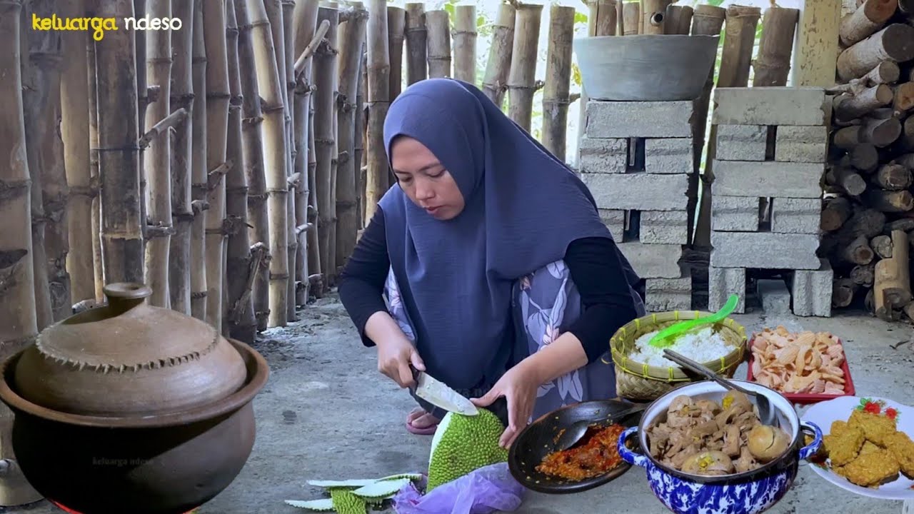 masak gudeg istimewa, sambel, tempe goreng, makan malam bersama keluarga, masakan desa
