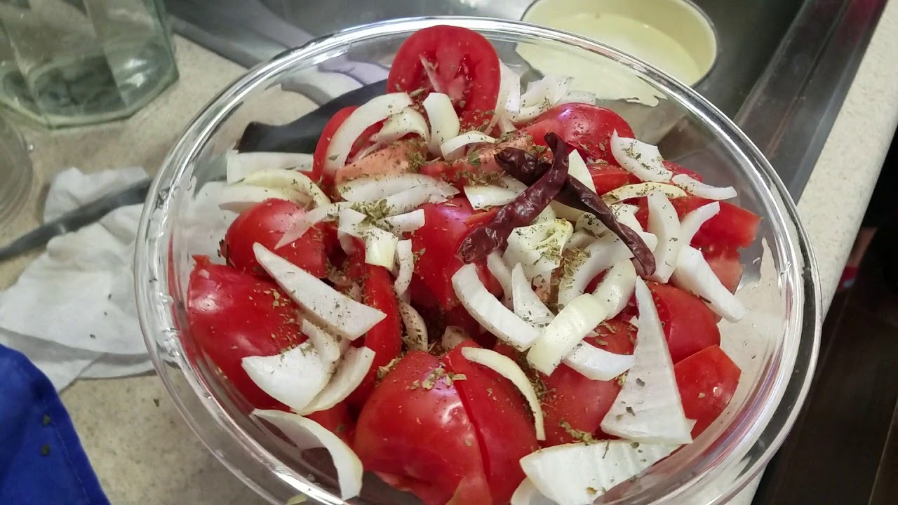 HACIENDO LA SALSA PARA PUPUSAS