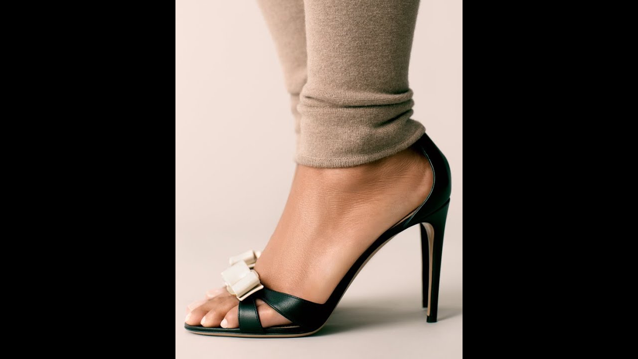 Ferragamo Fiocco Vara Stories &ndash; Paloma Elsesser icona di stile Ferragamo AI 2025 | La Voce dei Brand