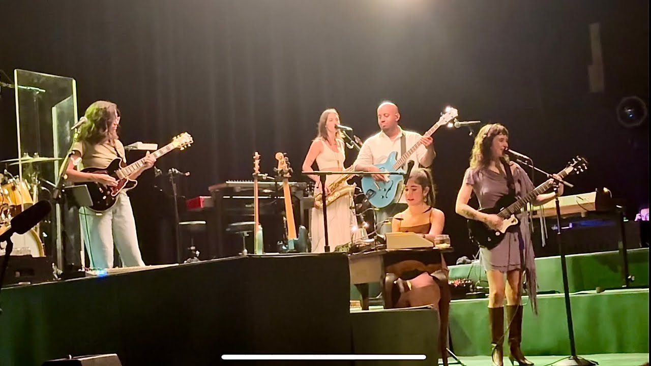Clairo performing Bags 09.08.24