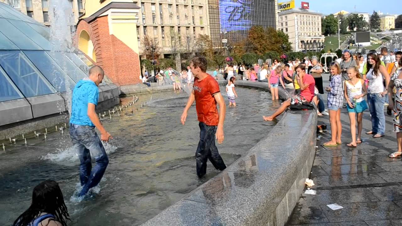Bathing in fountains 24.08.2012