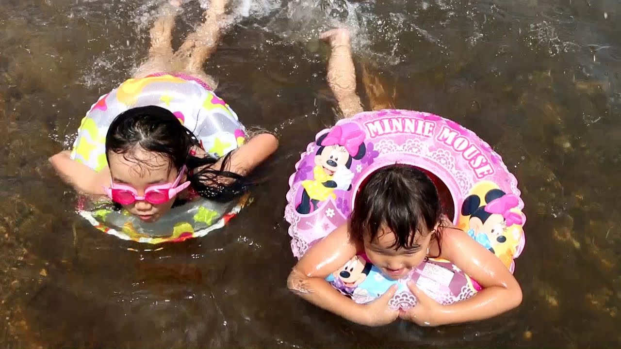 「夏泊半島」椿山海水浴場で泳ぐ三姉妹