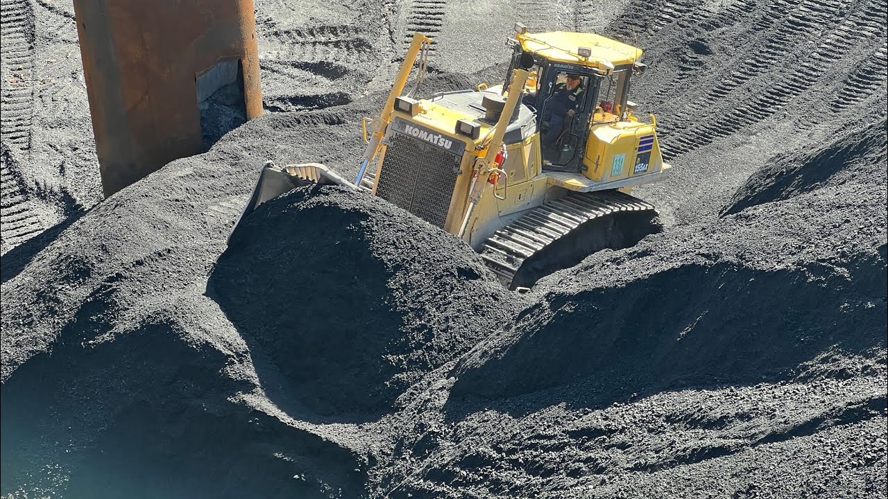 «Погрузка угольной колонны весом 11 500 тонн двумя огромными бульдозерами | Тяжелая техника в дей...