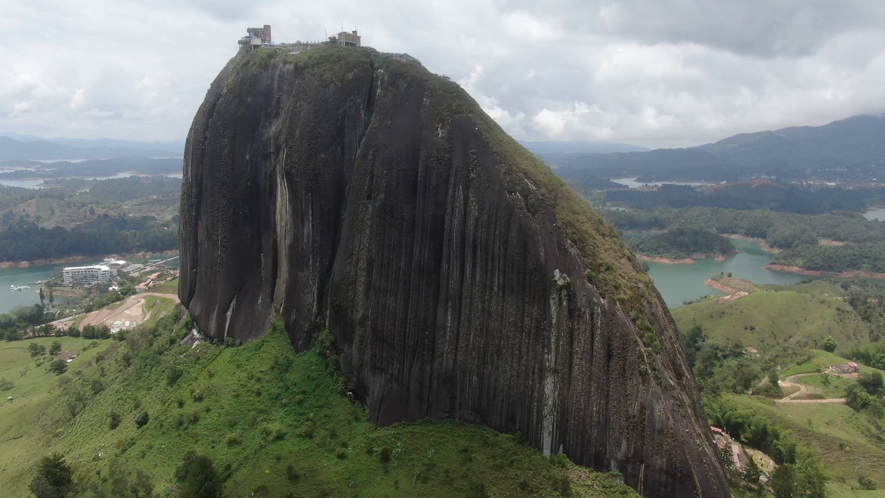 Flying around El Pe&ntilde;&oacute;n de Guatap&eacute;